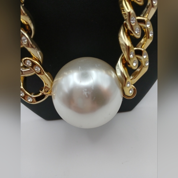 THALIA SODI Large Pearl Statement Necklace Gold Tone & Crystals NWT - Picture 3 of 9
